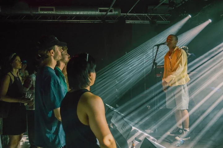 Artiest en publiek tijdens een concert in Simplon Groningen