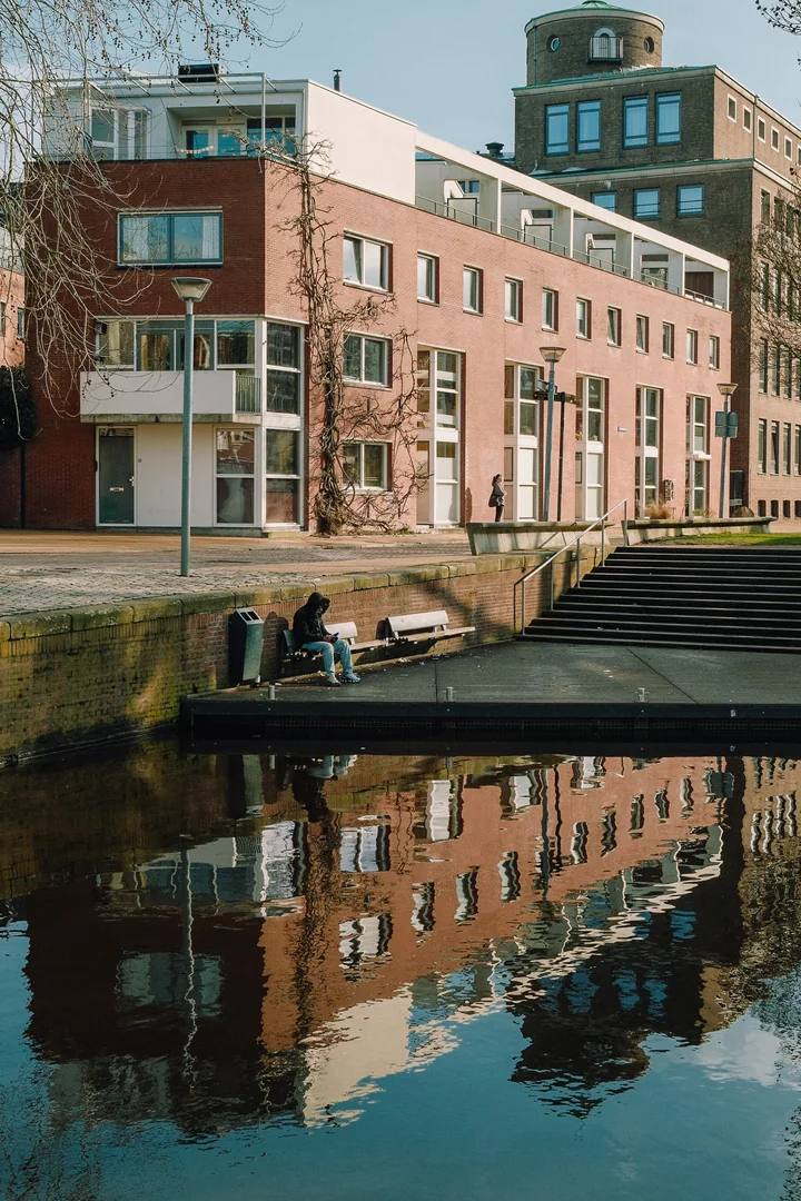 Groningse architectuur weerspiegeld in het water