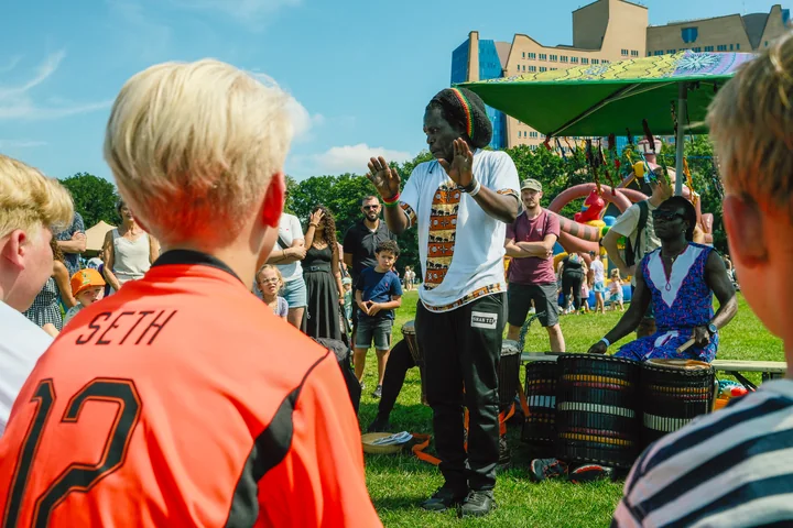 Muzikanten en kinderen tijdens een optreden in het Stadspark
