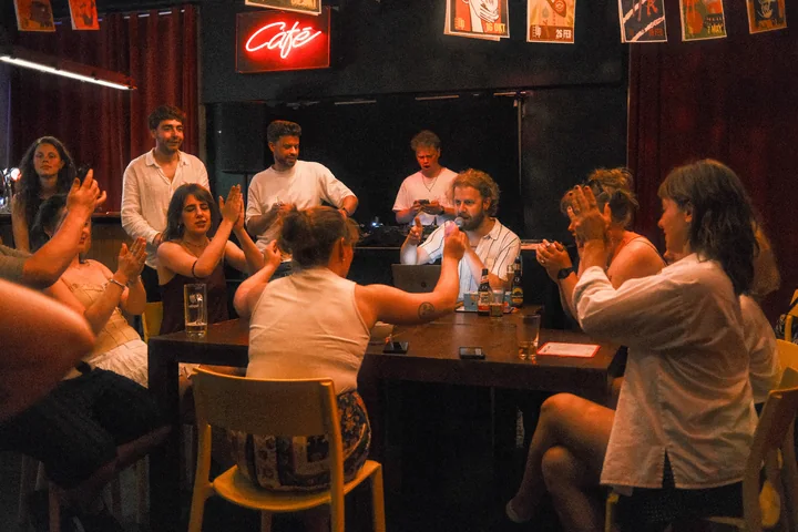 Publiek klapt mee tijdens een intiem optreden in Simplon