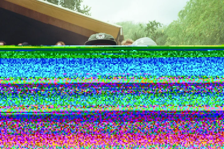 Gebroken filmscan met felle digitale kleurruis