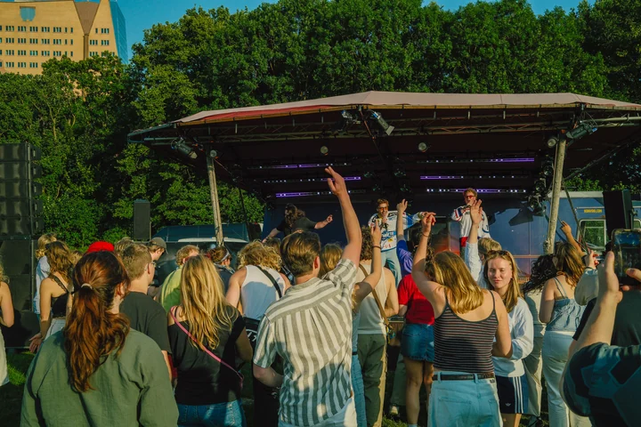 Publiek bij een optreden tijdens het jubileum van het Stadspark
