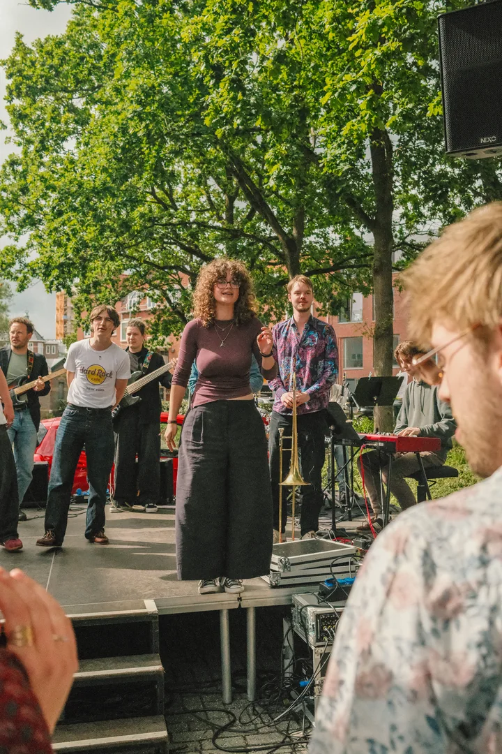 Zangeres en muzikanten tijdens het jubileumfeest