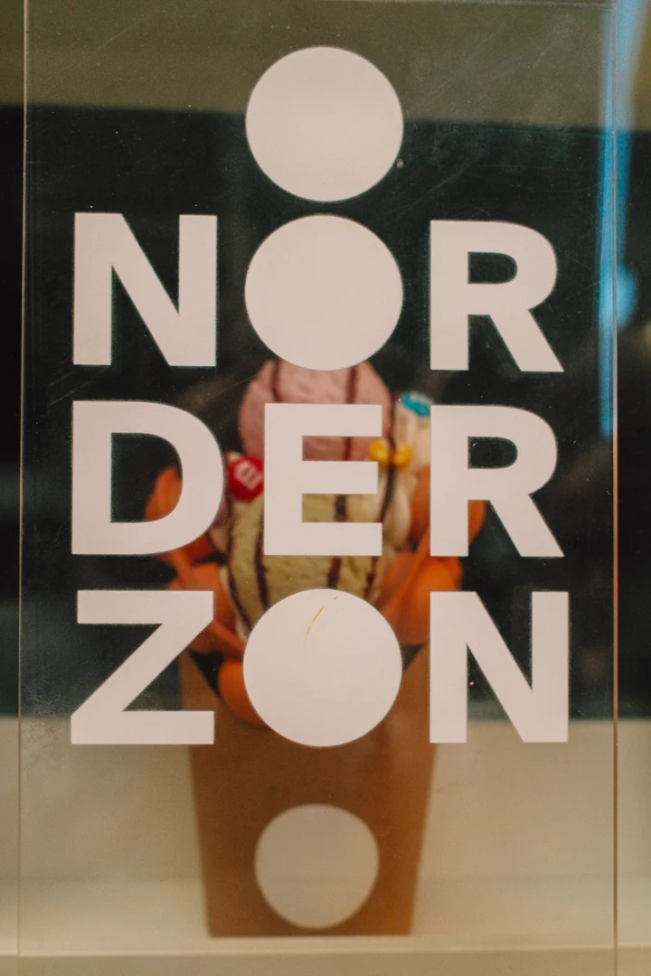 Grafische Noorderzon-belettering in het straatbeeld