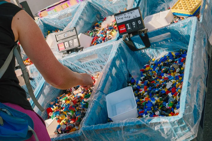 Kleurige kralen en kleine marktwaar