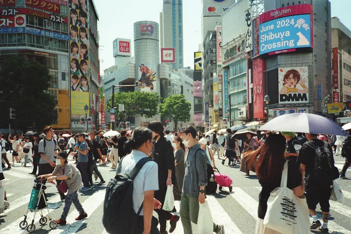 Voetgangers bewegen over Shibuya Crossing in Tokio