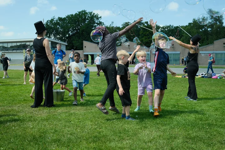 Kinderen spelen tussen grote zeepbellen in het Stadspark